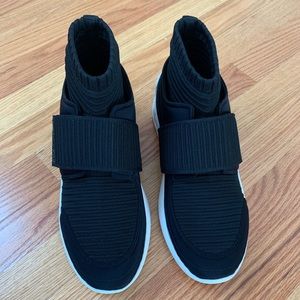NIB Kendall and Kylie Sneaker